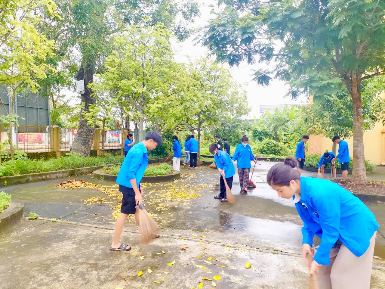 Tuổi trẻ xã Nguyễn Du ra quân “Ngày cao điểm chung tay xây dựng cảnh quan và bảo vệ môi trường nông thôn, đô thị và Ngày Chủ nhật xanh”.