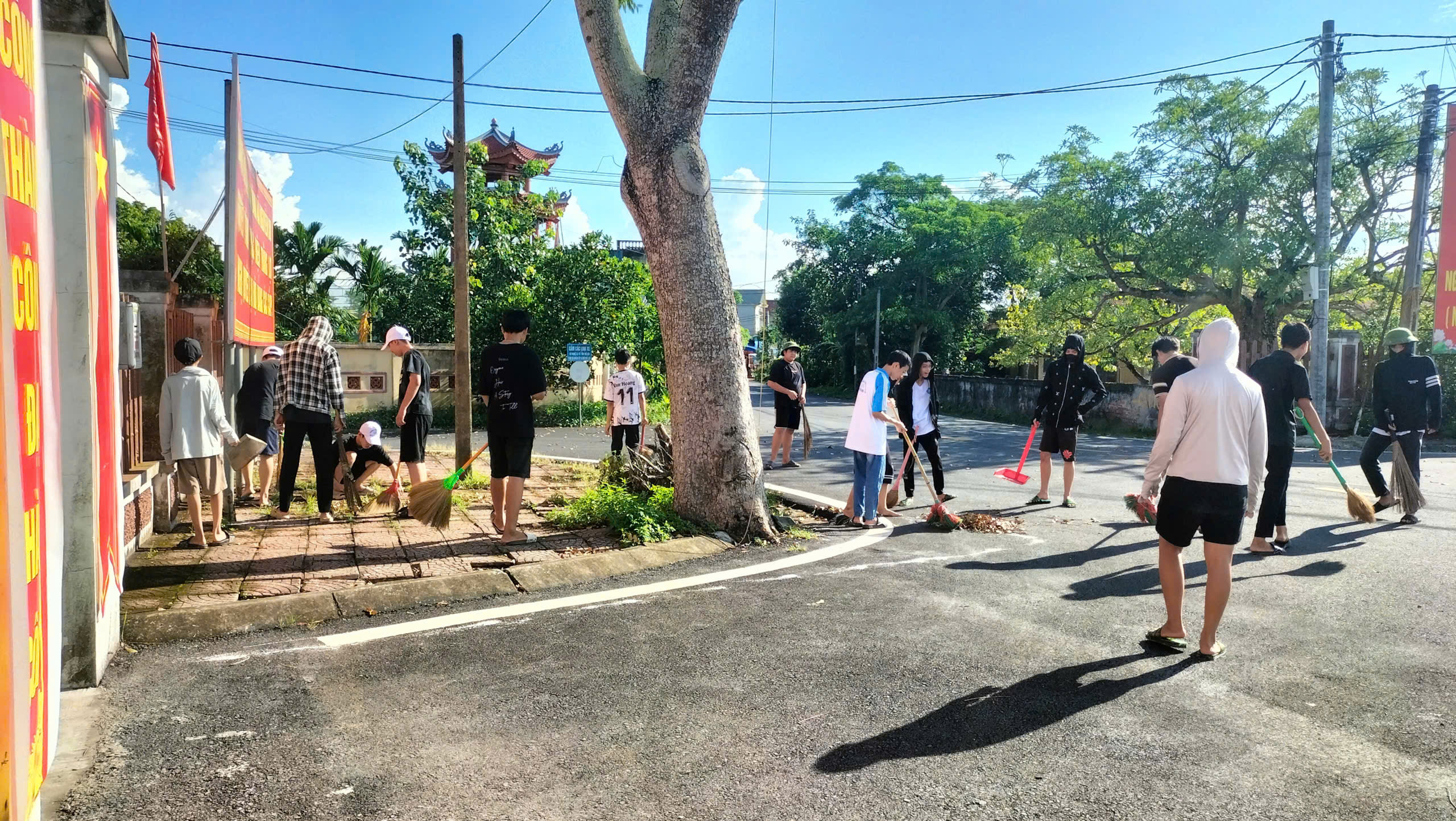 Đoàn thanh niên xã Nguyễn Du tổ chức dọn dẹp vệ sinh môi trường, chuẩn bị cho chương trình Trung Thu nhân ái năm 2025.