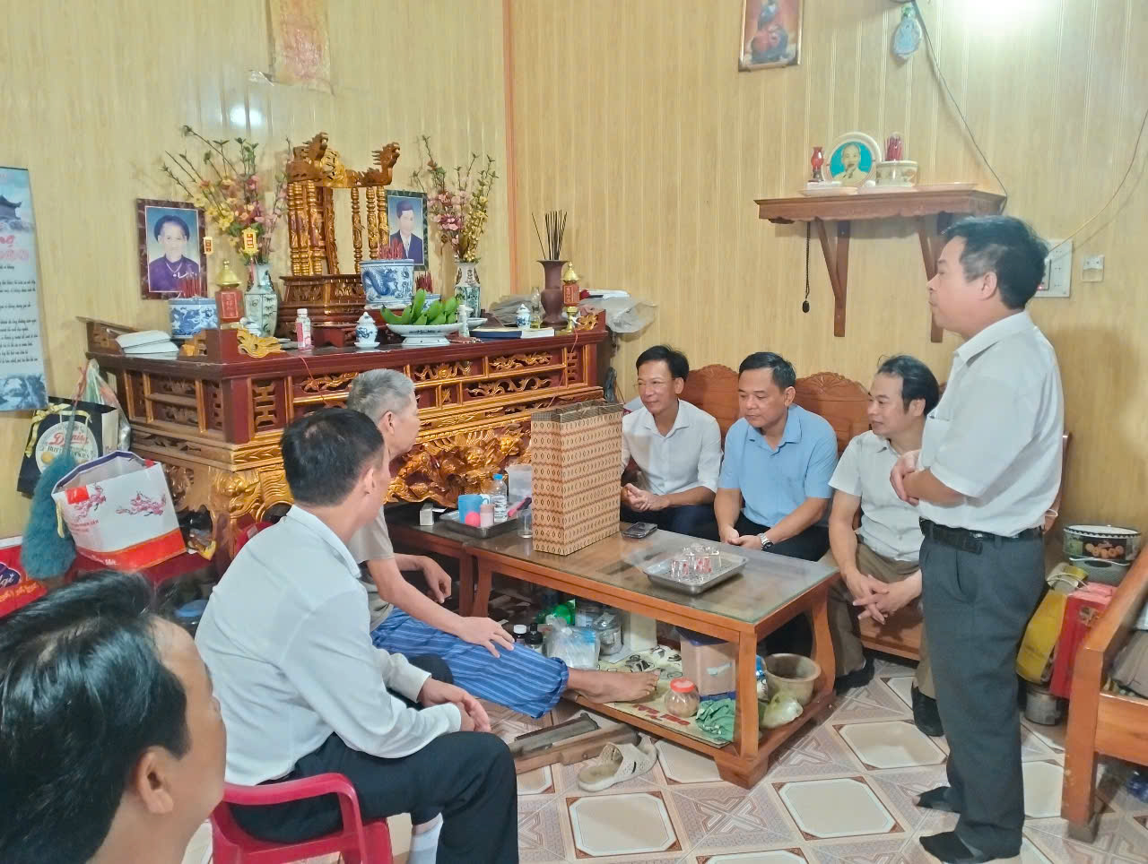Nhân kỷ niệm 78 ngày Thương binh - Liệt sĩ (27/7/1947 - 27/7/2025), Đảng ủy - HĐND - UBND - Ủy ban MTTQ Việt Nam xã Nguyễn Du tổ chức đến thăm, tặng quà các Mẹ Việt Nam Anh hùng và gia đình chính sách trên địa bàn xã.