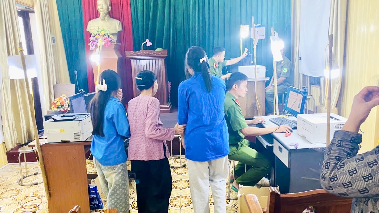 Đoàn thanh niên xã Nguyễn Du tham gia phối hợp, hỗ trợ công tác cấp đổi thẻ Đảng viên.