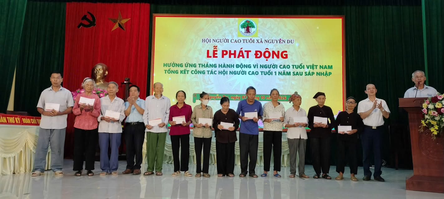 HỘI NGƯỜI CAO TUỔI XÃ NGUYỄN DU TỔ CHỨC LỄ KỶ NIỆM 35 NĂM NGÀY QUỐC TẾ NGƯỜI CAO TUỔI VÀ PHÁT ĐỘNG THÁNG HÀNH ĐỘNG VÌ NGƯỜI CAO TUỔI VIỆT NAM.